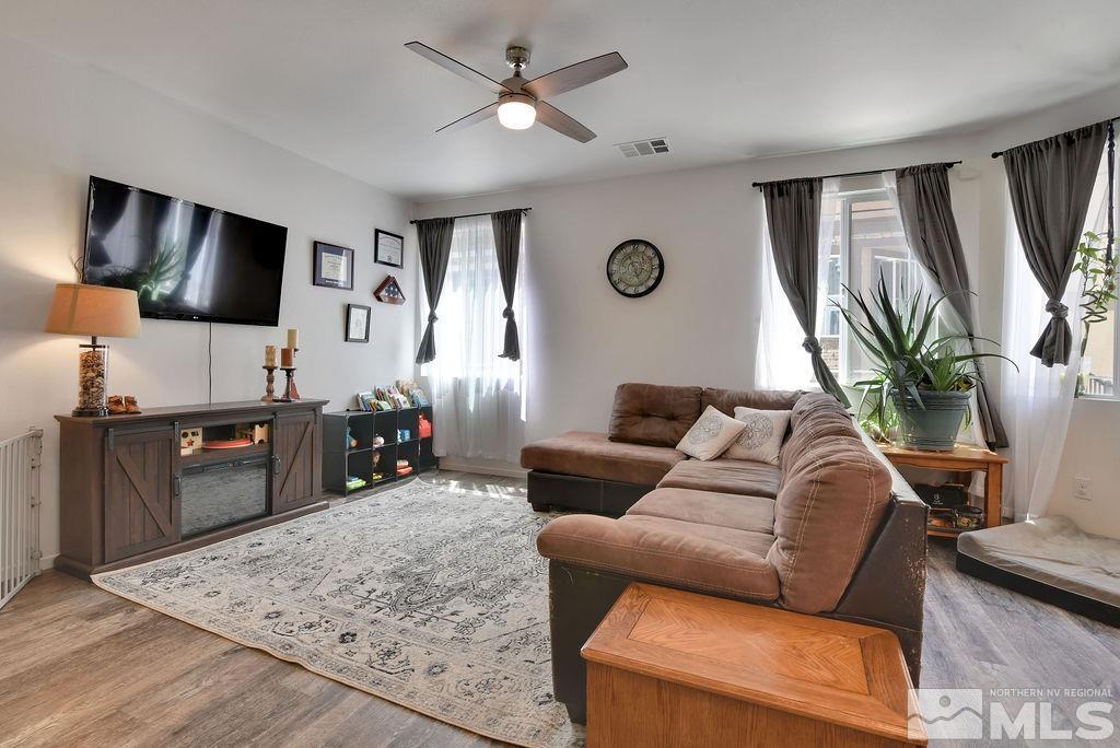 9622 Windjammer Way Reno, NV 89506 - Photo 5 of 29 a living room with furniture and a flat screen tv