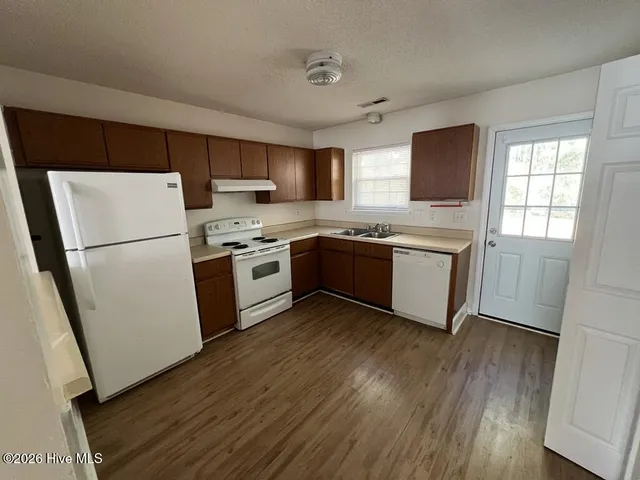 $1,050 | 212 Live Oak Court, Midway Park, NC 28544