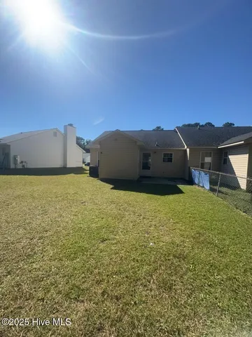 $1,050 | 212 Live Oak Court, Midway Park, NC 28544