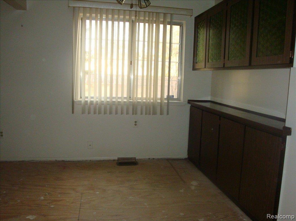 29181 Hayes Road, Unit 3 Warren, MI 48088 - Photo 5 of 6 dining area