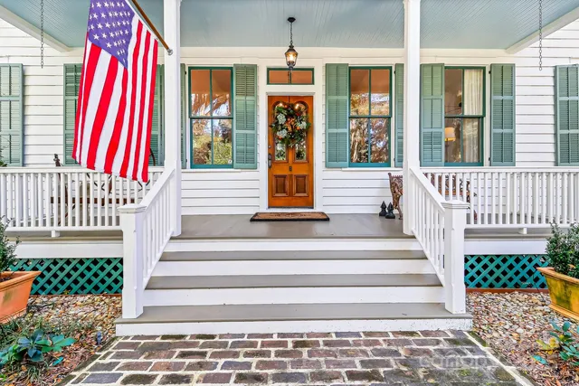 a view of entryway with a front door