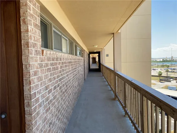 $224,900 | 4000 Surfside Boulevard, Unit 805, Corpus Christi, TX 78402