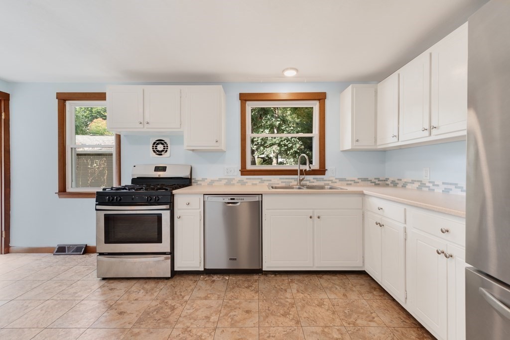 120 Tioga Street Springfield, MA 01128 - Photo 4 of 31