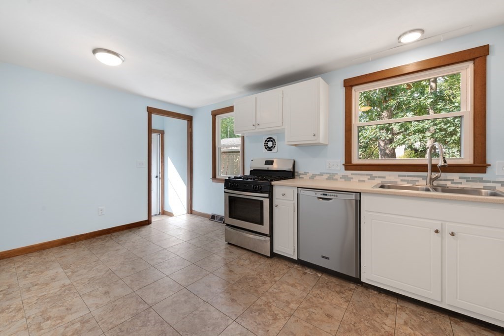 120 Tioga Street Springfield, MA 01128 - Photo 6 of 31
