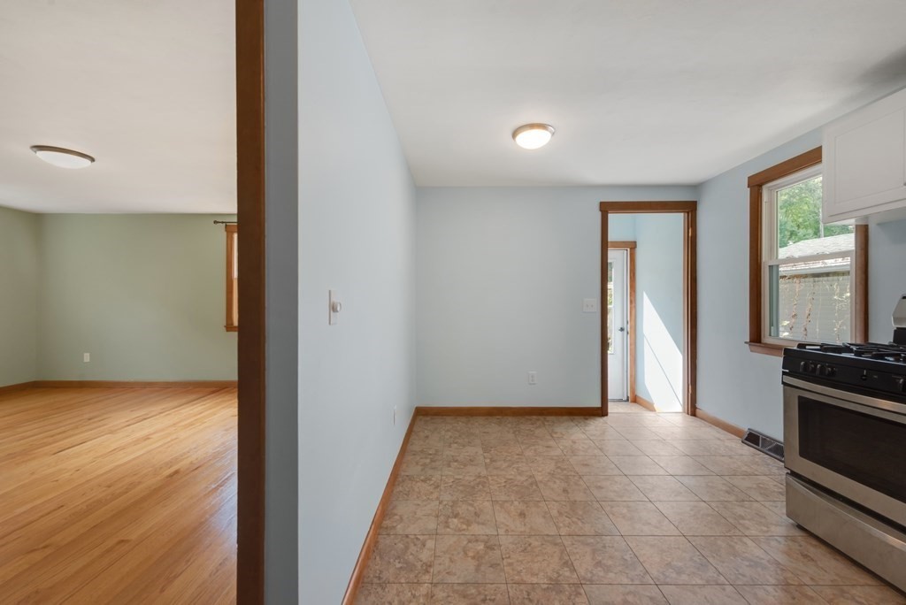 120 Tioga Street Springfield, MA 01128 - Photo 9 of 31