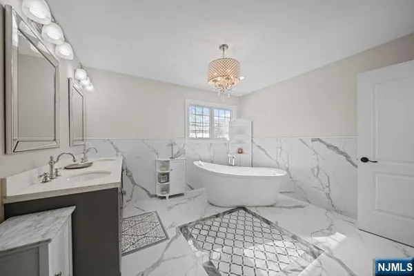 $1,999,995 | 160 Lawrence Drive, Paramus, NJ 07652