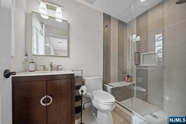 $1,999,995 | 160 Lawrence Drive, Paramus, NJ 07652