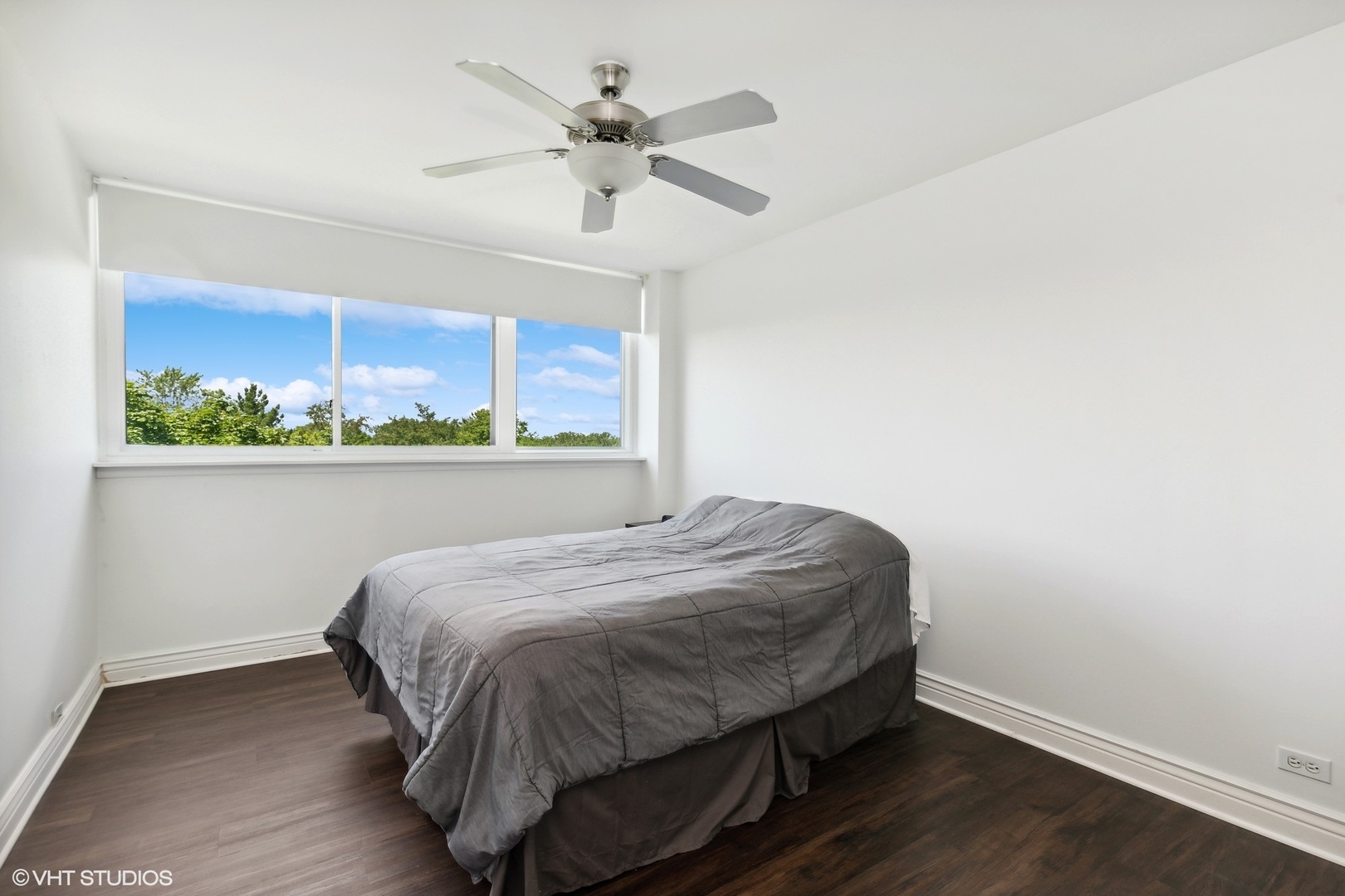 101 Bar Harbour Road, Unit 6E Schaumburg, IL 60193 - Photo 15 of 23 a bed sitting in a room next to a window