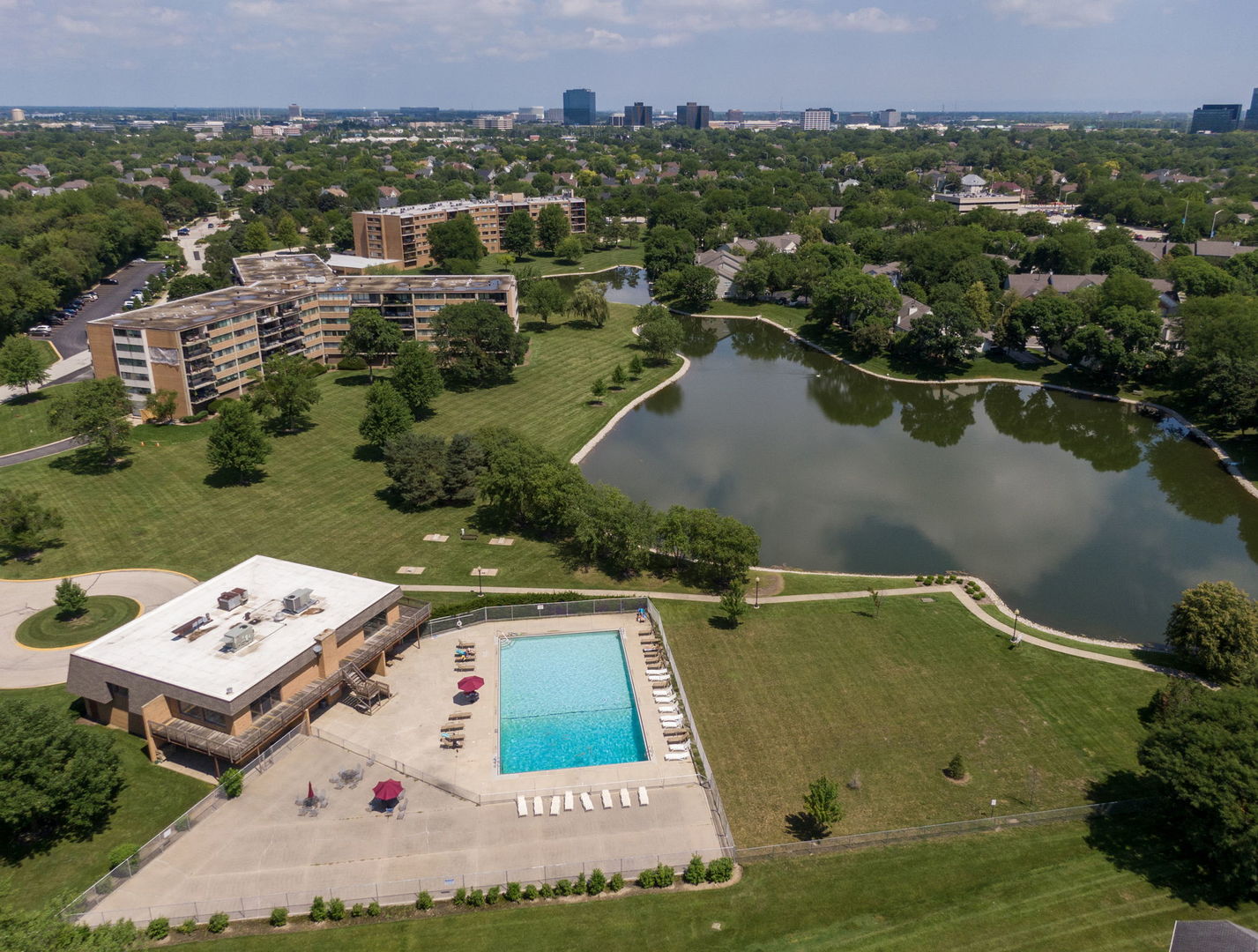 101 Bar Harbour Road, Unit 6E Schaumburg, IL 60193 - Photo 22 of 23 an aerial view of residential houses with outdoor space and lake view