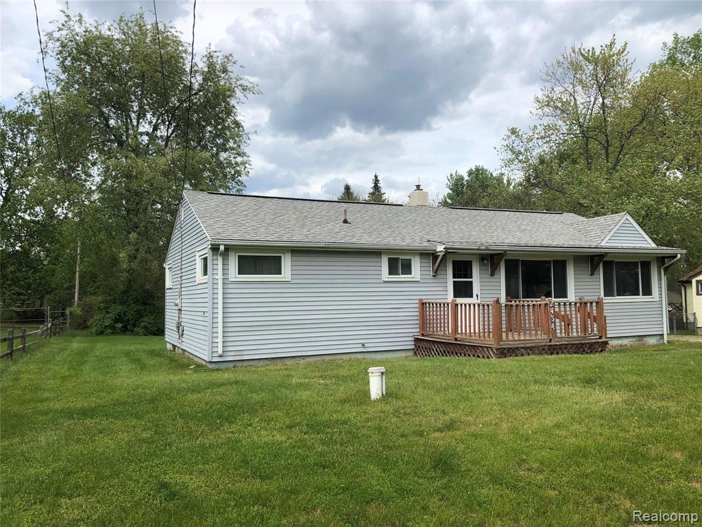 2434 North Long Lake Road Fenton, MI 48430 - Photo 3 of 25