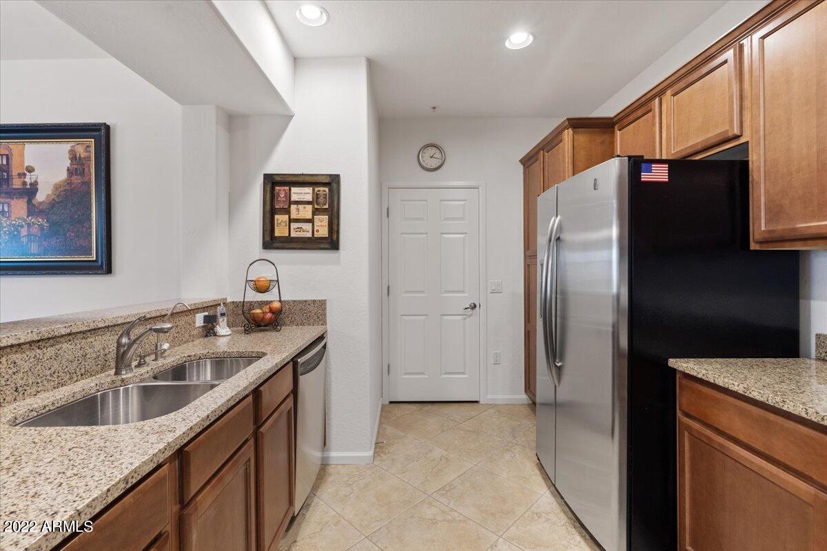 3935 East Rough Rider Road, Unit 1063 Phoenix, AZ 85050 - Photo 14 of 51 14-Kitchen