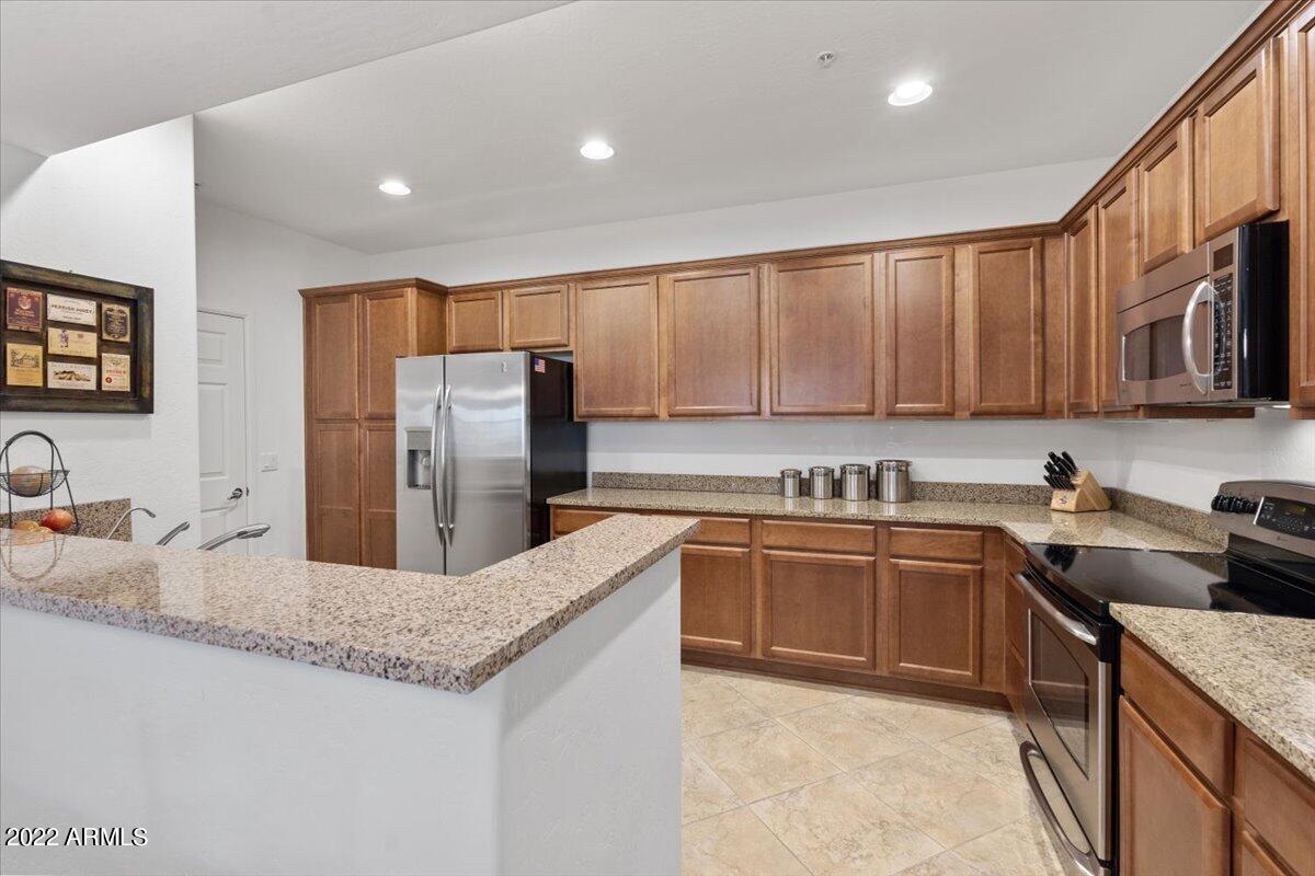 3935 East Rough Rider Road, Unit 1063 Phoenix, AZ 85050 - Photo 15 of 51 15-Kitchen