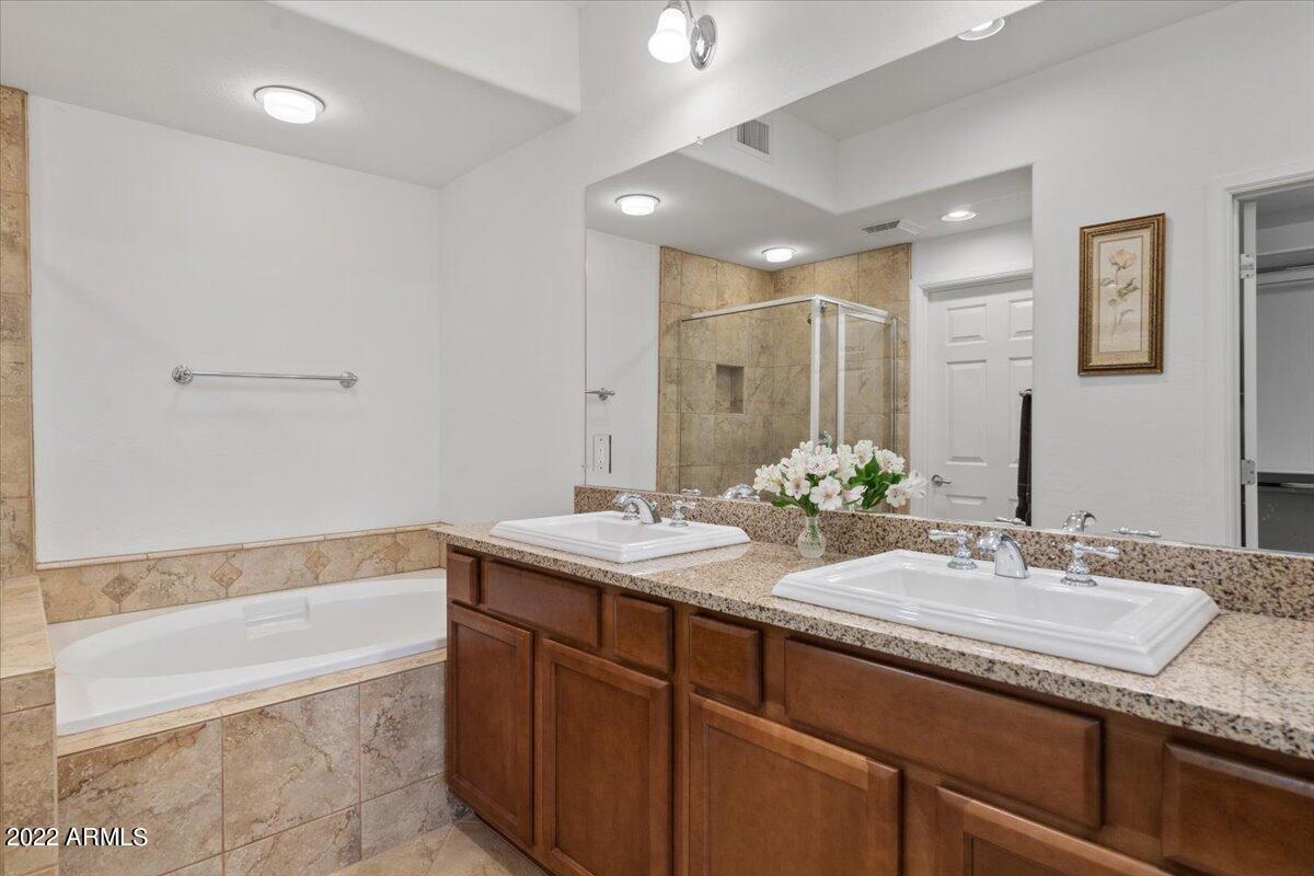 3935 East Rough Rider Road, Unit 1063 Phoenix, AZ 85050 - Photo 18 of 51 18-Primary Bathroom