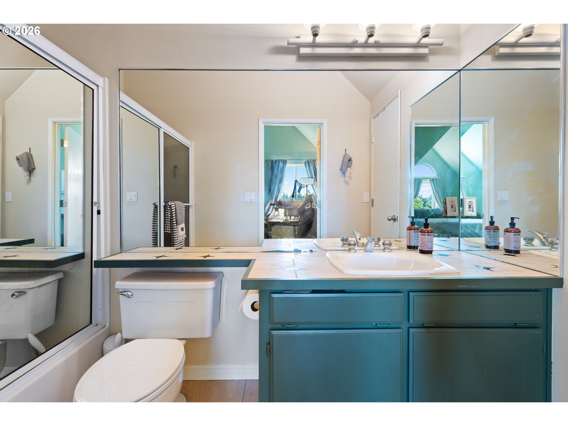 8957 Southwest Terwilliger Boulevard Portland, OR 97219 - Photo 19 of 44