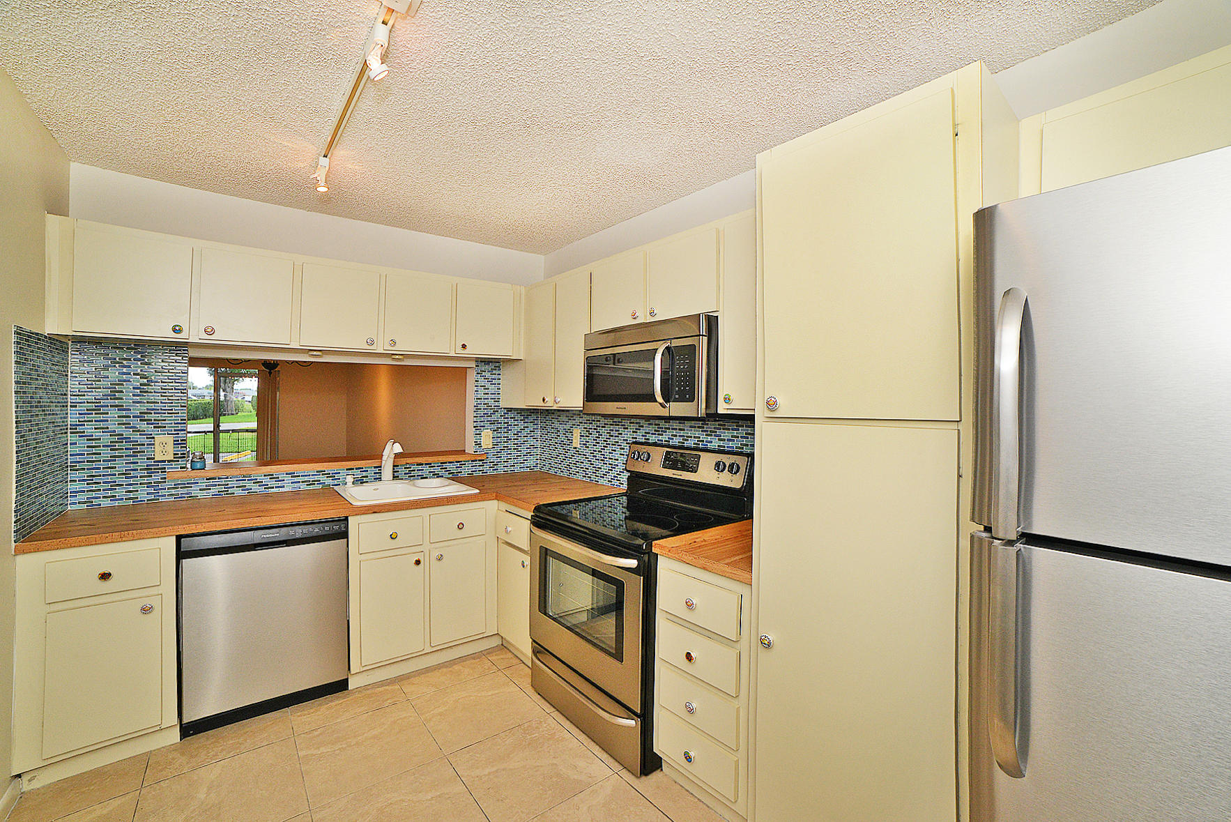9941 Three Lakes Circle Boca Raton, FL 33428 - Photo 5 of 24 AK2_9957A