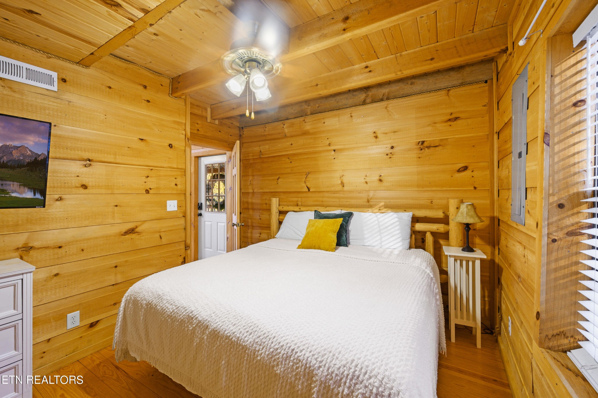 2505 Wildcat Ridge Road Sevierville, TN 37862 - Photo 6 of 48 a bed room with a bed and a flat screen tv