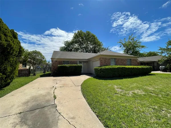 $1,940 | 7204 Shadow Bend Drive, Fort Worth, TX 76137