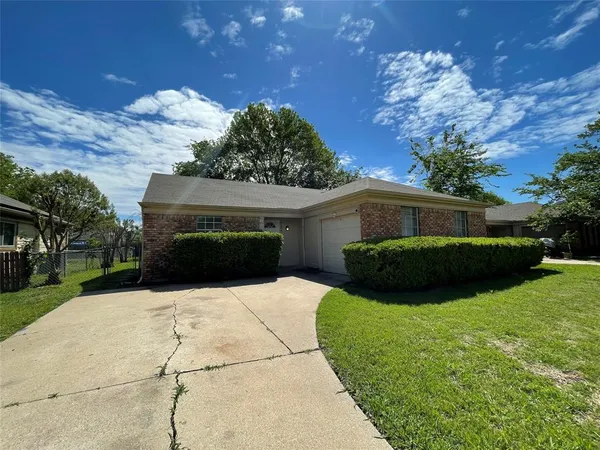 $1,940 | 7204 Shadow Bend Drive, Fort Worth, TX 76137