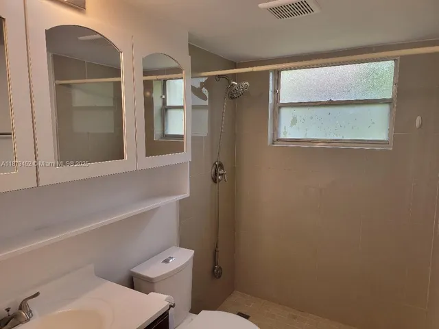 $1,900 | 4011 Meridian Avenue, Unit 19, Miami Beach, FL 33140