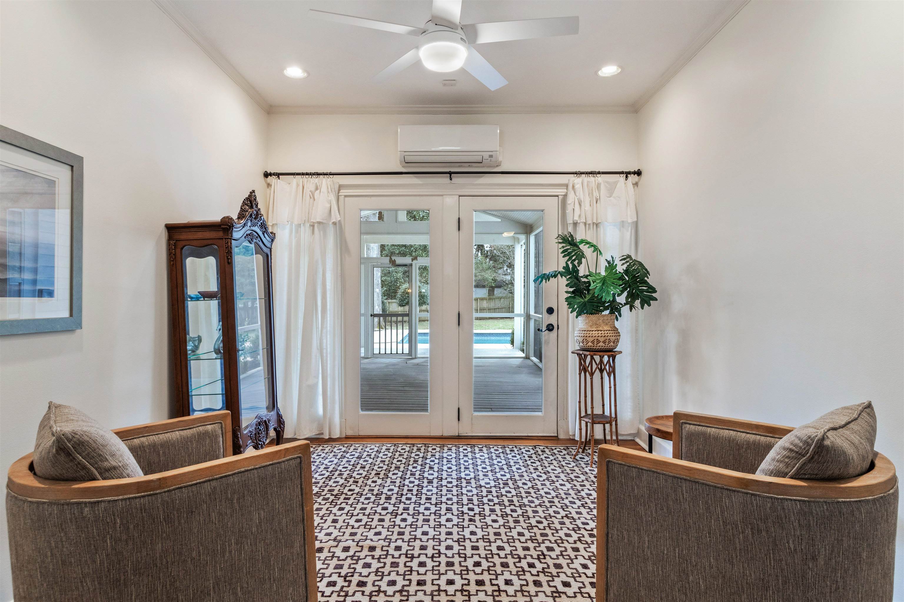 4009 Walnut Grove Road Memphis, TN 38117 - Photo 14 of 40 a living room with furniture