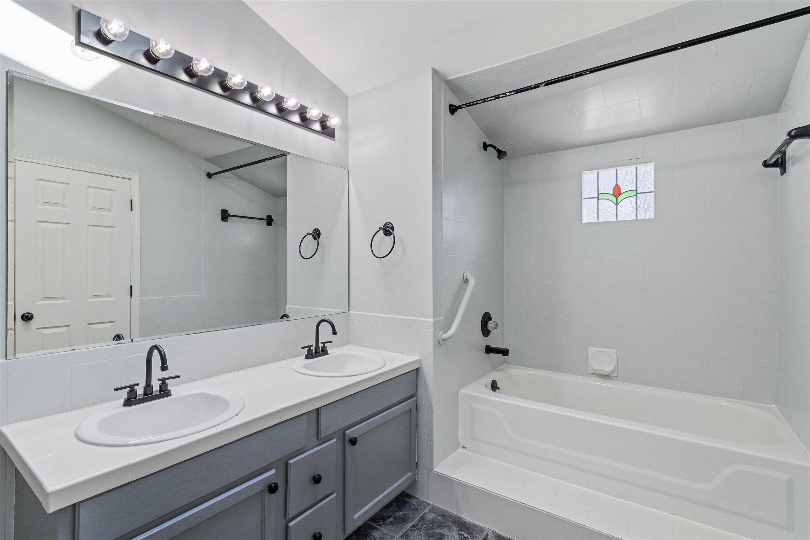 4009 Walnut Grove Road Memphis, TN 38117 - Photo 24 of 40 a bathroom with a tub a sink and mirror