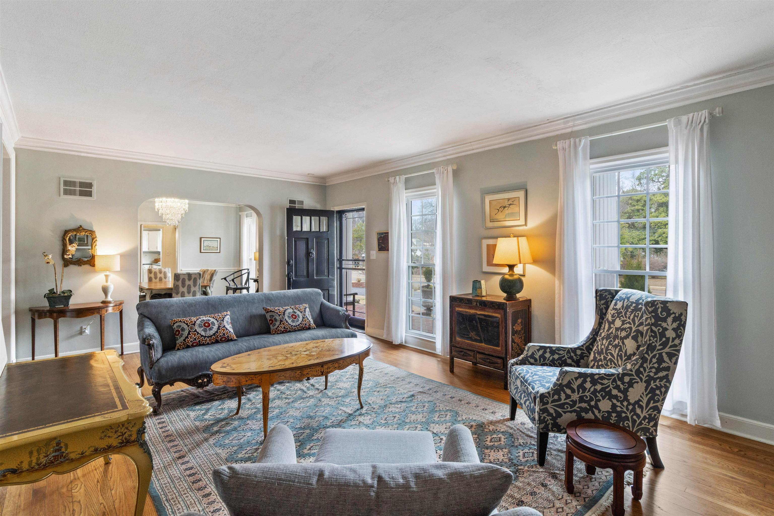 4009 Walnut Grove Road Memphis, TN 38117 - Photo 3 of 40 a living room with furniture and a wooden floor