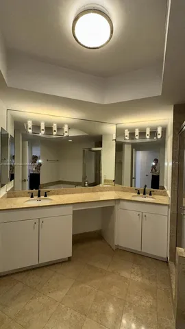 $8,500 | 4775 Collins Avenue, Unit 2702, Miami Beach, FL 33140