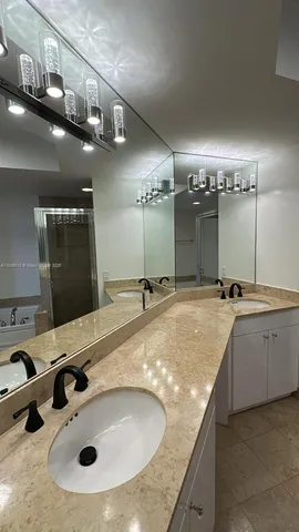 $8,500 | 4775 Collins Avenue, Unit 2702, Miami Beach, FL 33140