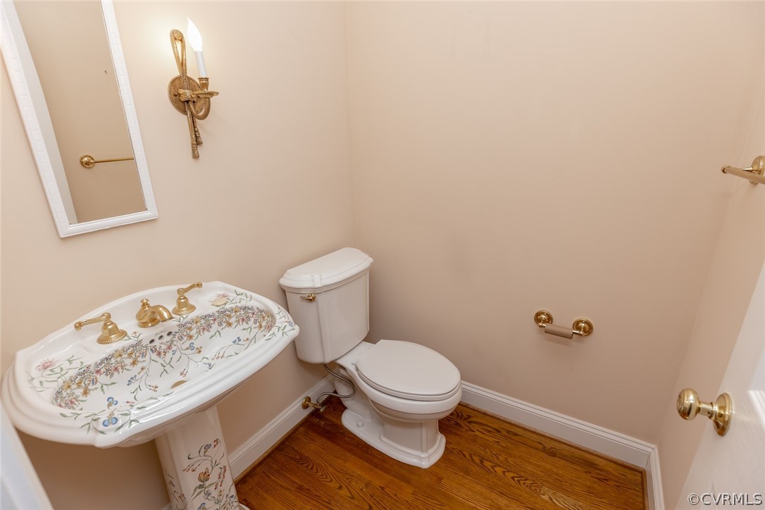 110 Penshurst Road Richmond, VA 23221 - Photo 11 of 39 There is one of two powder bathrooms located in th