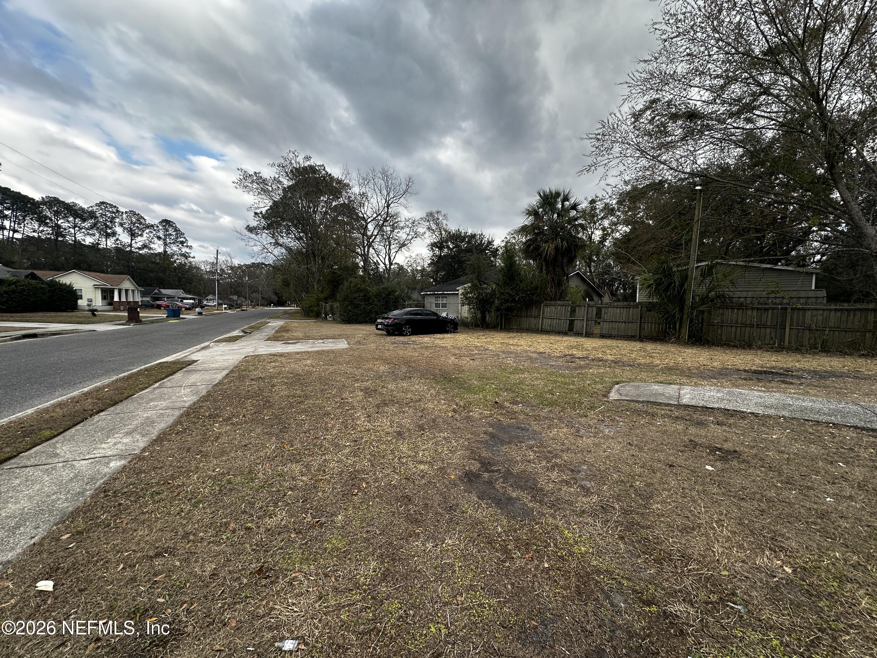 2004 Benedict Road Jacksonville, FL 32209 - Photo 11 of 16 a backyard of a house with lots of green space