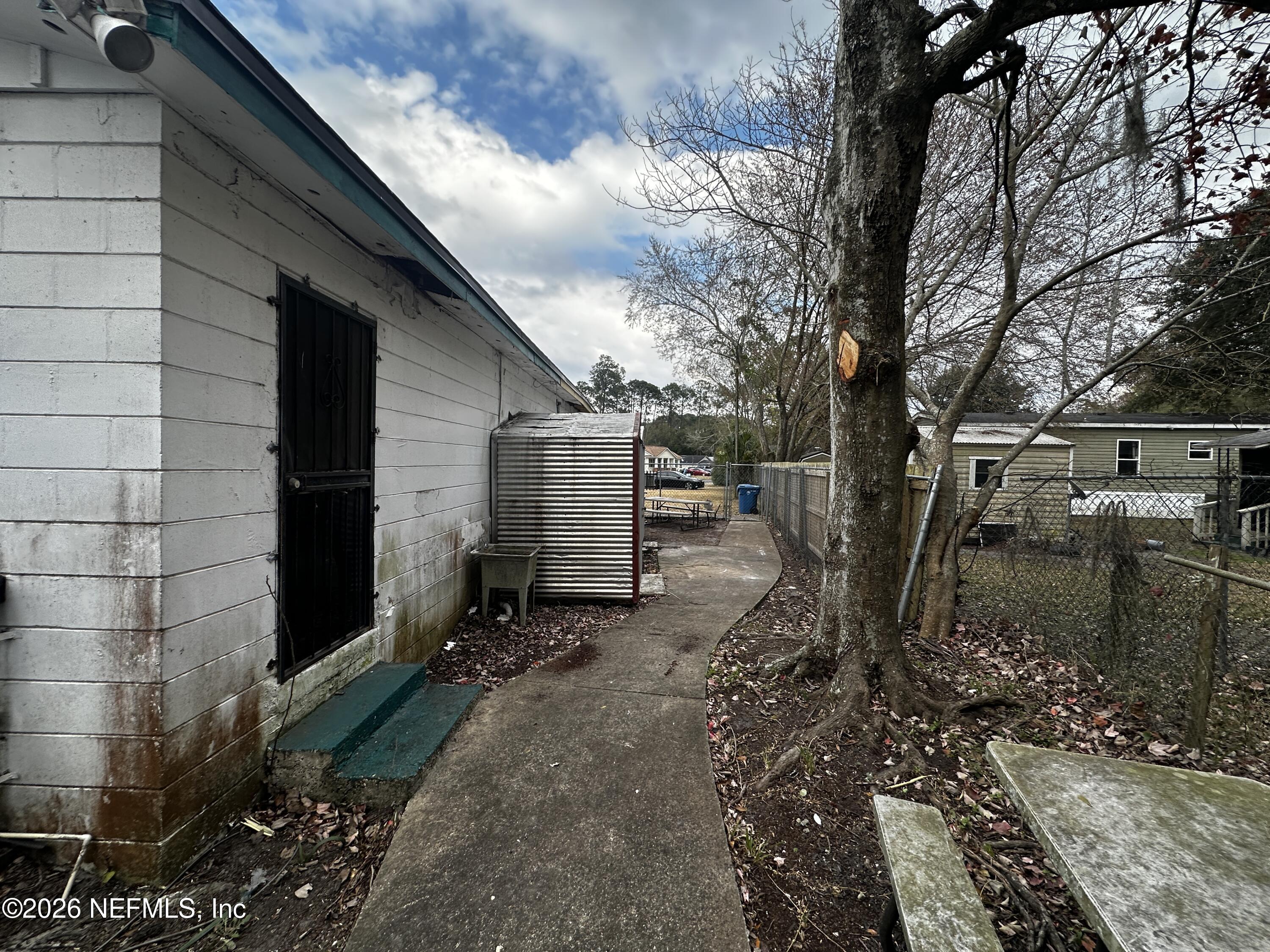 2004 Benedict Road Jacksonville, FL 32209 - Photo 15 of 16 a backyard of a house with lots of green space