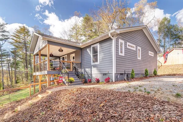 a view of a house with a yard