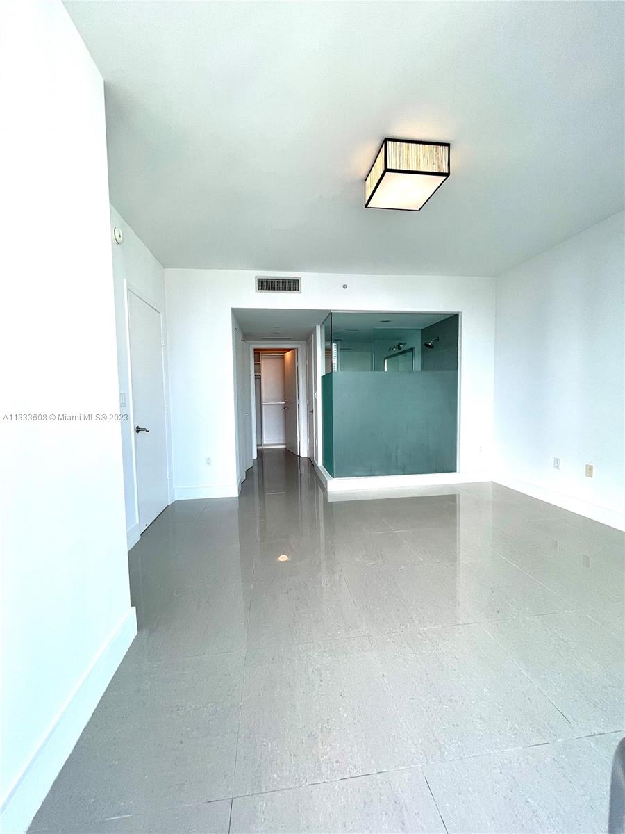 92 Southwest 3rd Street, Unit 4111 Miami, FL 33130 - Photo 9 of 24 an empty room with windows