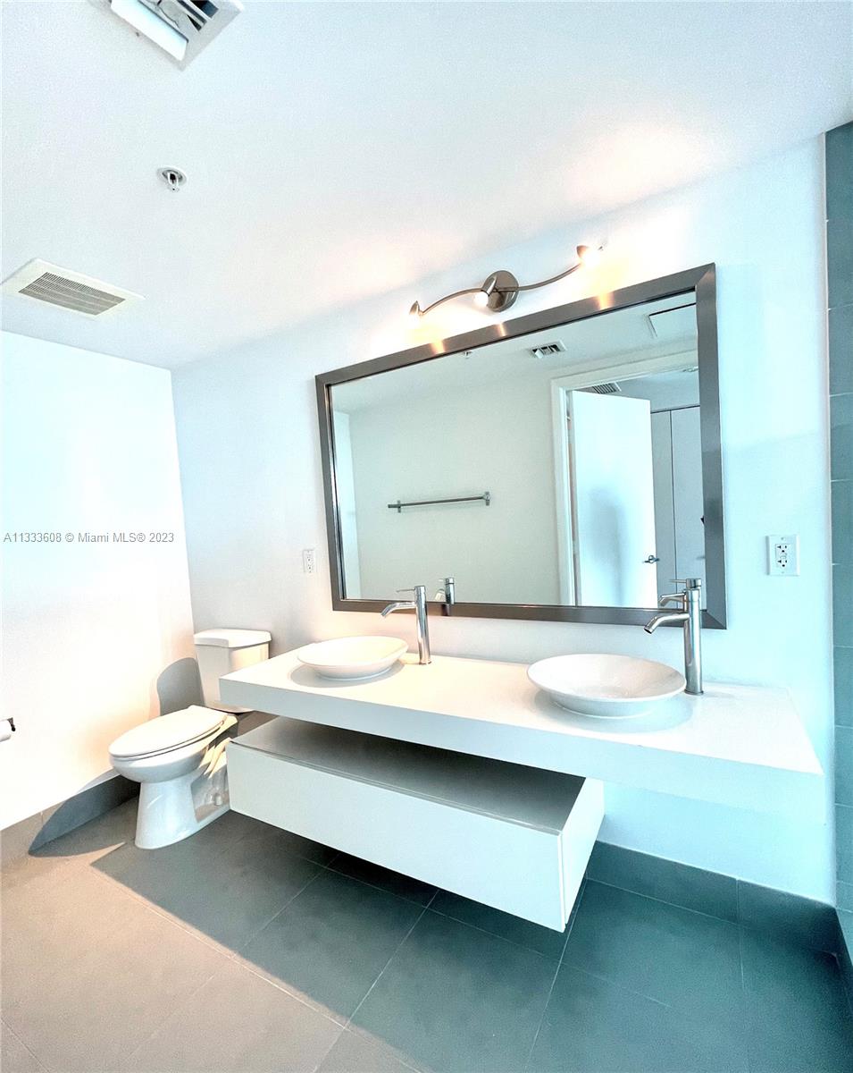 92 Southwest 3rd Street, Unit 4111 Miami, FL 33130 - Photo 10 of 24 a bathroom with a sink and a mirror