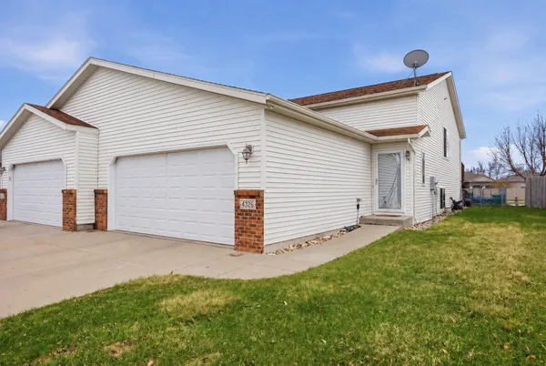$285,000 | 4326 39 1/2 Avenue South, Fargo, ND 58104