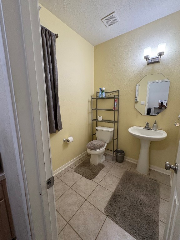 13801 Stark Bridge Lane Rosharon, TX 77583 - Photo 8 of 17 a bathroom with a sink toilet and a mirror