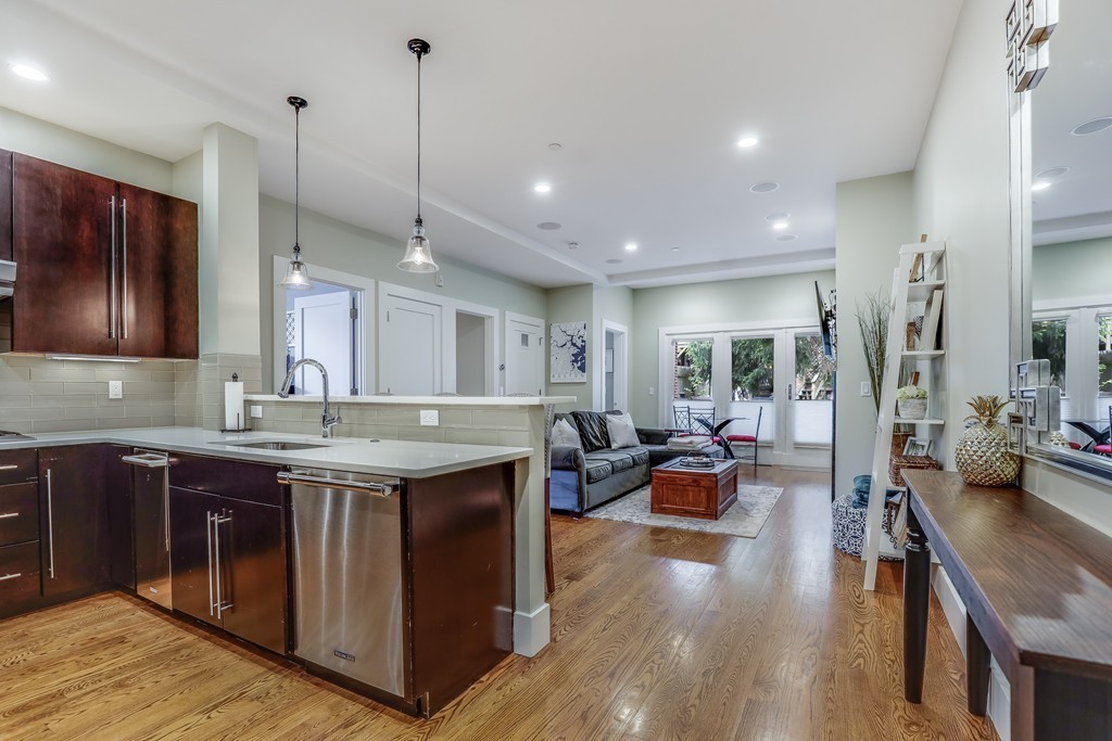 a large kitchen with kitchen island a island in it