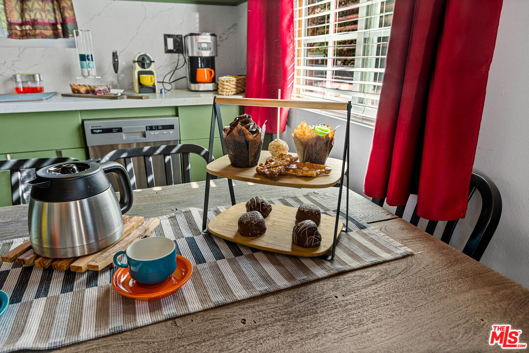 306 Victoria Lane Sugarloaf, CA 92386 - Photo 23 of 37 a living room with furniture and a window