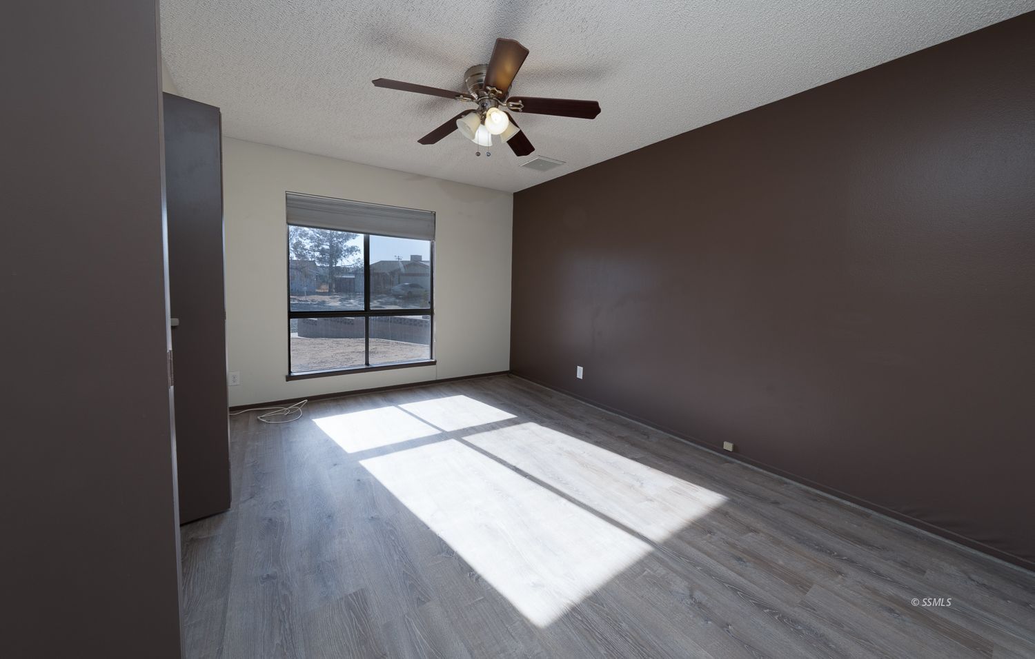 309 Mari Court Ridgecrest, CA 93555 - Photo 17 of 32 an empty room with wooden floor and windows