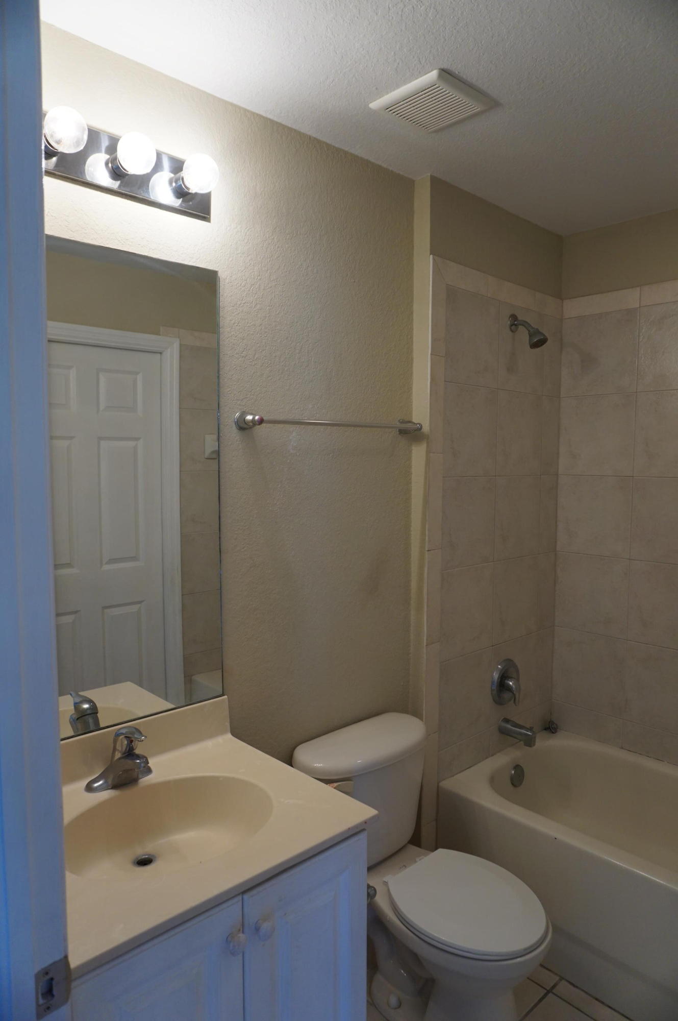 1987 Nassau Drive Riviera Beach, FL 33404 - Photo 5 of 22 DSC02252