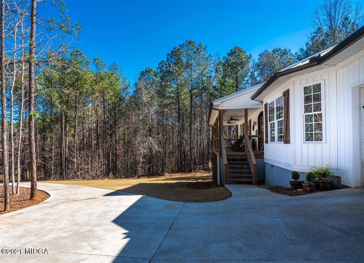 725 Taylor Road Juliette, GA 31046 - Photo 42 of 62 a view of a house with basketball court