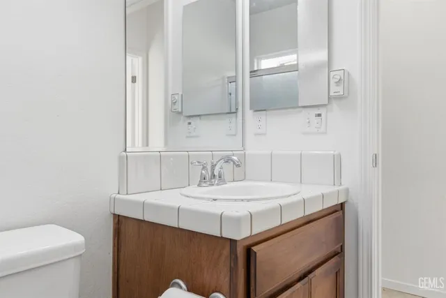 a view of a house with backyard and garden