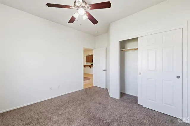 a view of a house with backyard and garden