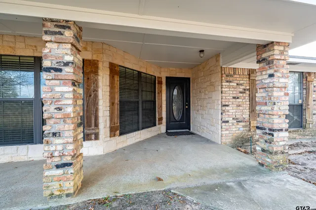 a view of livingroom with furniture