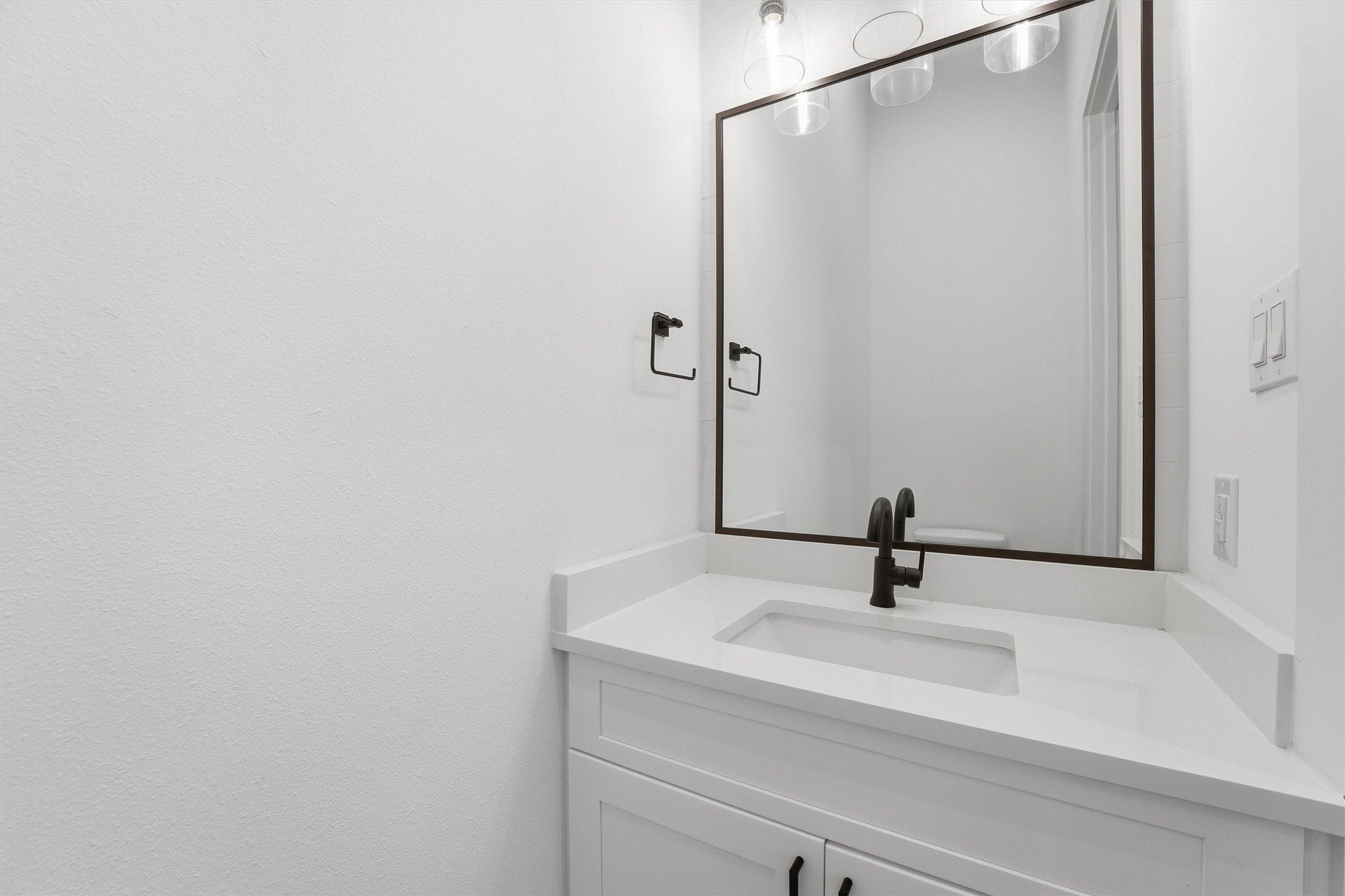 5004 Darling Street Houston, TX 77007 - Photo 6 of 41 Convenient first-floor half bath with modern fixtures.