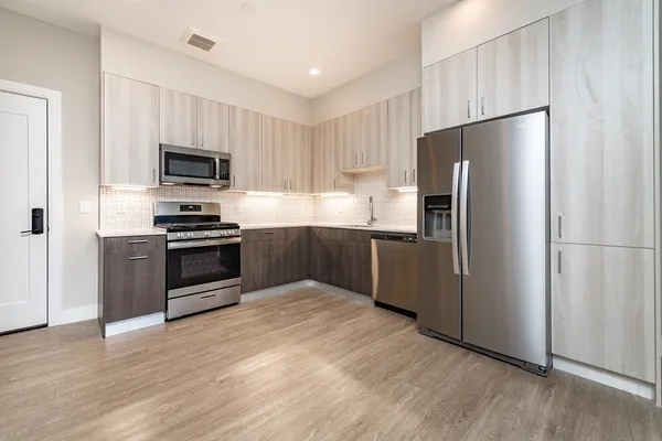 $3,250 | 340 Bremen Street, Unit 402, Boston, MA 02128