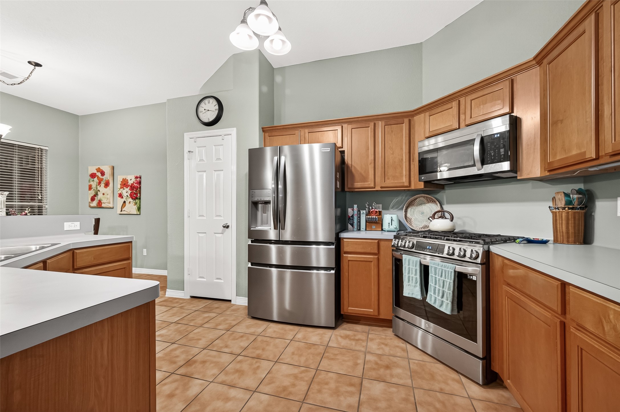 12455 West Summerlin Conroe, TX 77302 - Photo 11 of 31 a kitchen with stainless steel appliances granite countertop a refrigerator a stove a sink and a microwave