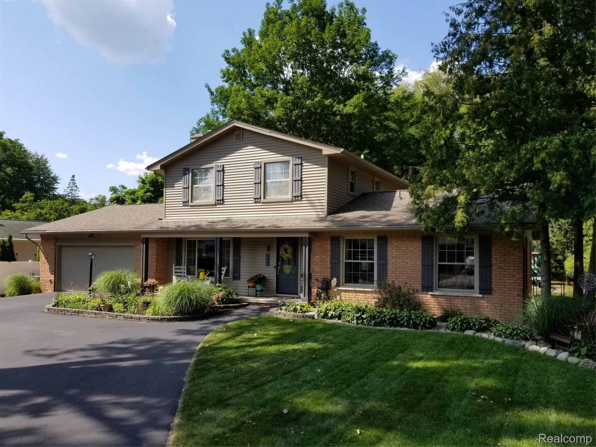 233 Wallace Way Howell, MI 48843 - Photo 1 of 64 20210803_155321.jpg