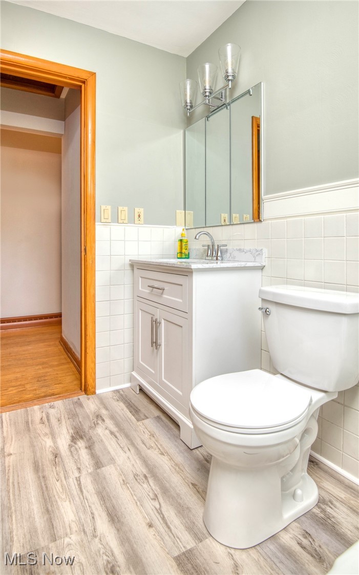 9550 Lisbon Road Canfield, OH 44406 - Photo 14 of 31 Updated bathroom with new lighting and mirror also