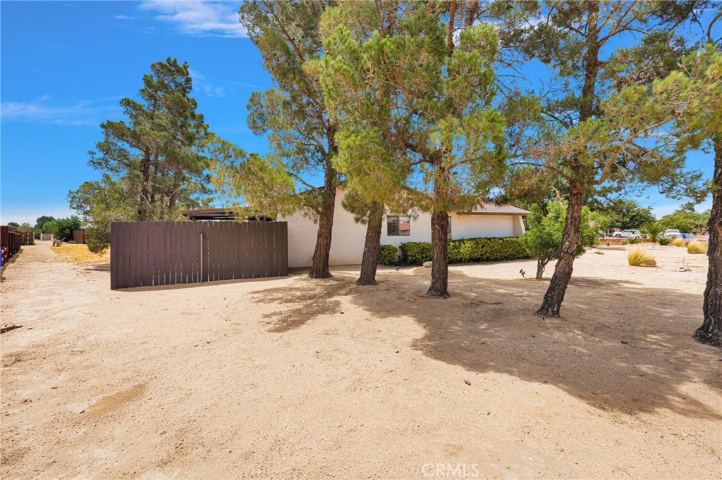 19031 Shoshonee Road Apple Valley, CA 92307 - Photo 38 of 43